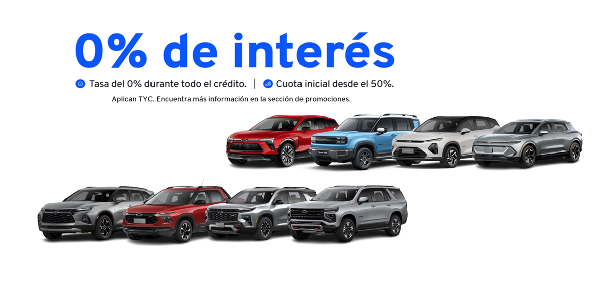 Familia entrando a su nuevo vehículo eléctrico financiado por GM Financial