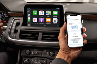 Mano sosteniendo un celular que visualiza medio digital de Chevrolet Servicios Financieros