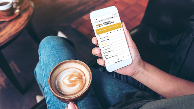 una cliente de Chevrolet Servicios Financieros haciendo su pago por medios digitales